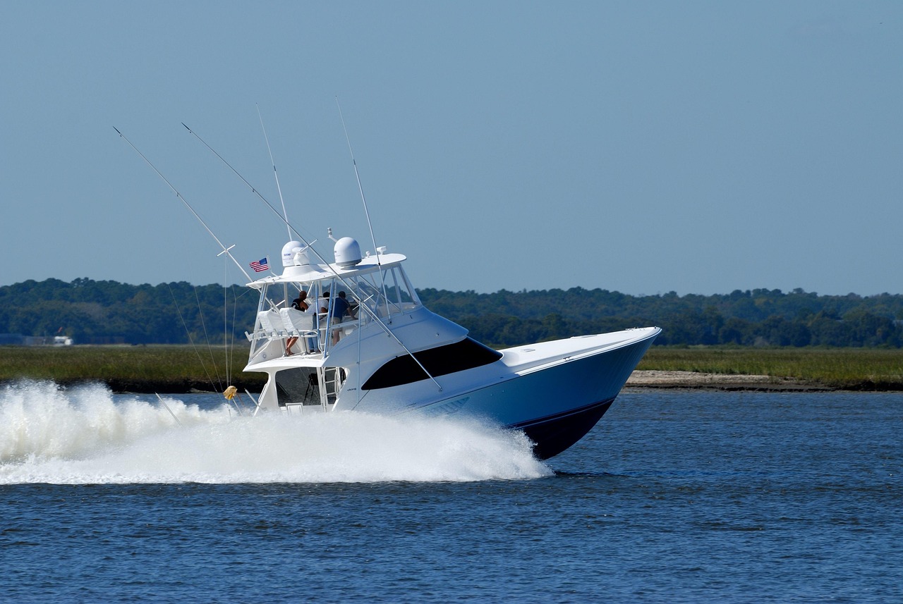 charter-fishing-2432946_1280 (1) yate de pesca en el agua